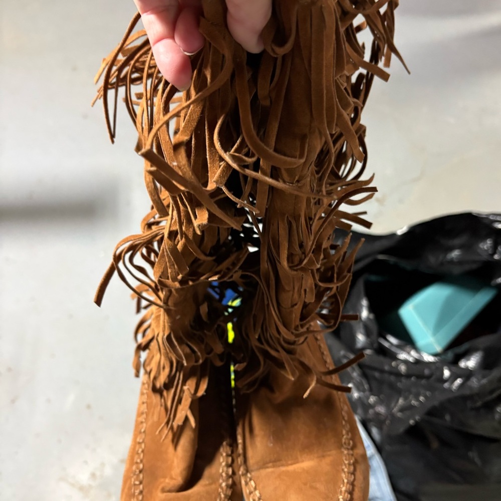 Super cute Tan Suede Fringe Moccasin Boots Sz 7